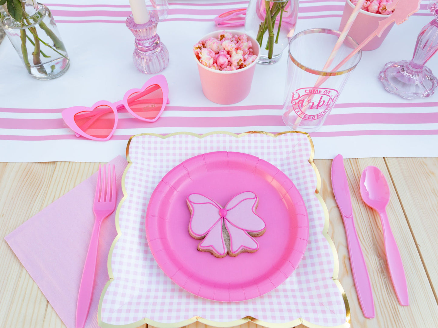 Pink Gingham Scalloped Lunch Plates 8ct